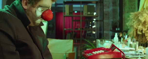 Seitenansicht Eines Traurigen Clowns Mit Roter Nase Und Make Der — Stockvideo