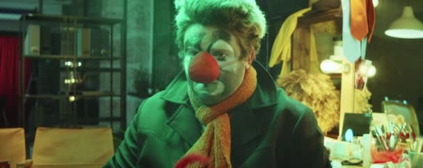 Porträt Eines Traurigen Clowns Mit Make Und Schwammnase Der Mit — Stockvideo