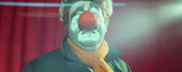 Petto Alto Colpo Clown Piedi Davanti Alla Tenda Del Palco — Video Stock