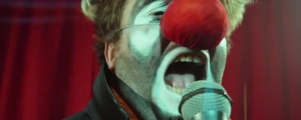 Nahaufnahme Eines Clowns Mit Make Und Roter Nase Der Mikrofon — Stockvideo
