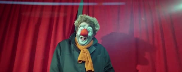 Clown Che Cammina Sul Palco Attraverso Tende Rosse Esibisce Una — Video Stock