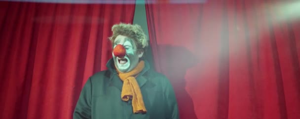 Clown Che Cammina Sul Palco Attraverso Tende Rosse Salutando Pubblico — Video Stock