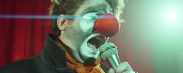 Clown Con Trucco Naso Rosso Che Canta Nel Microfono Posa — Video Stock