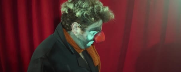 Payaso Con Maquillaje Nariz Roja Cantando Micrófono Escenario Mirando Cámara — Vídeos de Stock