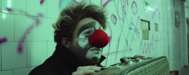 Triste Clown Avec Maquillage Nez Rouge Assis Avec Valise Dans — Video