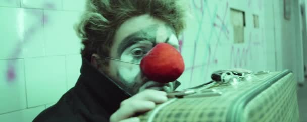 Portrait Clown Triste Avec Maquillage Nez Rouge Assis Avec Valise — Video