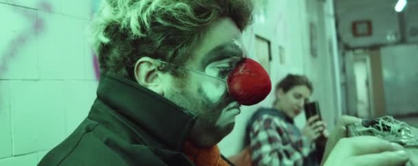 Clown Triste Seduto Con Valigia Metropolitana Urbana Mentre Donna Furtivamente — Video Stock