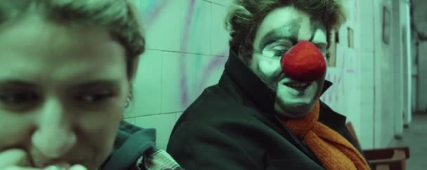 Clown Met Rode Neus Make Chatten Met Vrolijke Vrouw Grapjes — Stockvideo