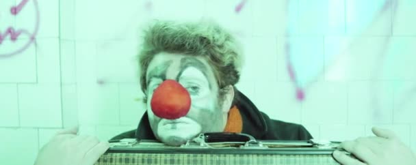 Несчастный Клоун Сидит Чемоданом Метро Ждет Поезда — стоковое видео