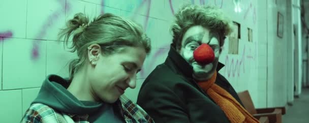 Clown Con Naso Rosso Trucco Che Chiacchiera Con Ragazza Ridere — Video Stock