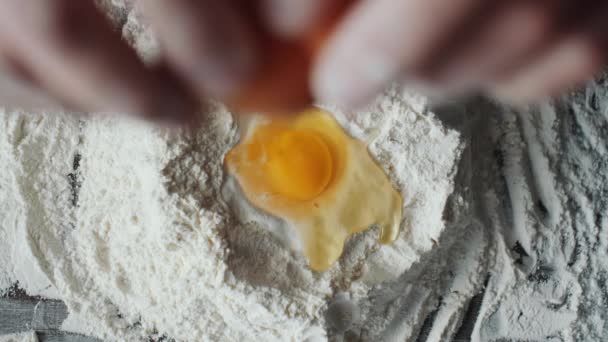 위에서 가까운 곳에서 반죽을 준비하면서 밀가루 달걀을 부어넣는 수행원들의 — 비디오