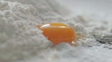 Masada yumurta ve buğday unu var.