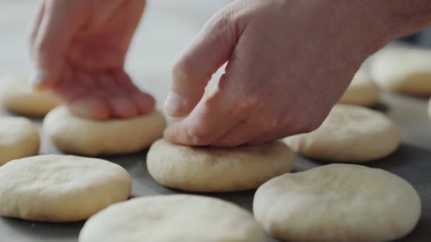 Gros Plan Des Mains Des Boulangers Masculins Aplatissant Des Morceaux — Video