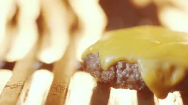 Izgarada ve ateşte pişirme işlemi sırasında peynirin eridiği aşırı yakın çekim.