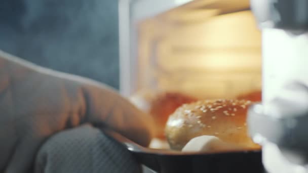 Close Tiro Mão Luva Forno Tomando Assadeira Com Pão Hambúrguer — Vídeo de Stock