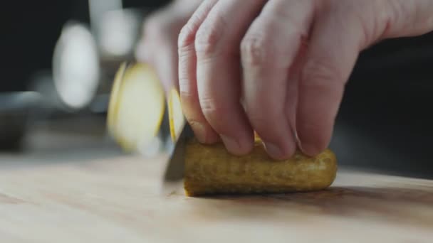 男性厨师在木板上用刀片切碎泡菜的近照 — 图库视频影像
