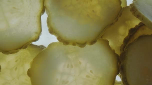 水渍泡菜片的宏跟踪镜头 — 图库视频影像