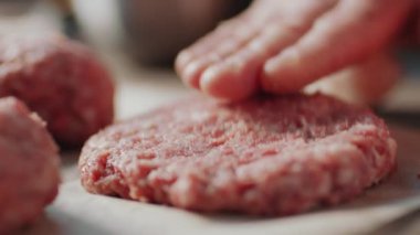 Pişirmeden önce hamburgerin üzerindeki çiğ köfteyi yakın plan çek.