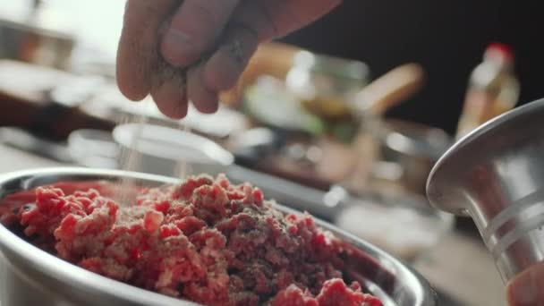 Primer Plano Plano Ángulo Holandés Tiro Mano Chef Masculino Añadiendo — Vídeos de Stock