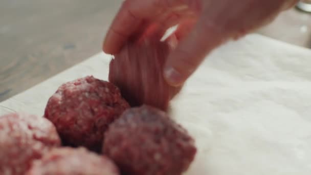 Close Tiro Mãos Masculinas Colocando Almôndegas Carne Papel Manteiga — Vídeo de Stock