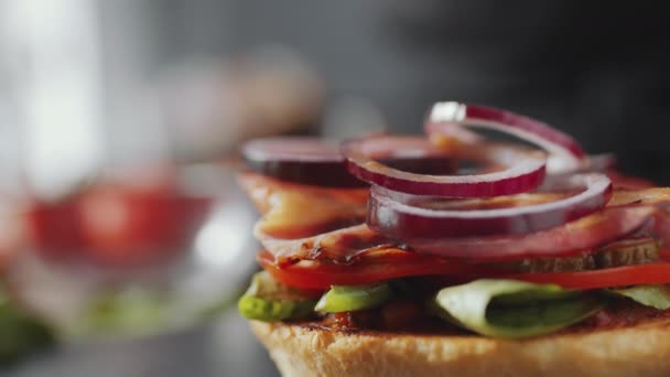 Închideți Focalizarea Selectivă Pune Carne Grătar Brânză Topită Burger — Videoclip de stoc
