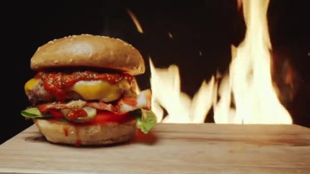 Primer Plano Enfoque Selectivo Sabrosa Hamburguesa Casera Tablero Madera Con — Vídeo de stock