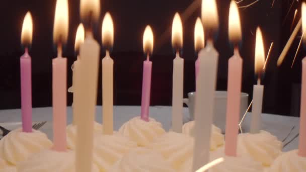 Gros Plan Zoom Arrière Plan Gâteau Anniversaire Avec Des Bougies — Video