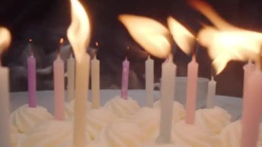 Doğum günü pastasında söndürülen mumları yakınlaştır.