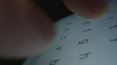 Akıllı telefon klavyesinde mesaj yazan parmakların yakın çekim süresi