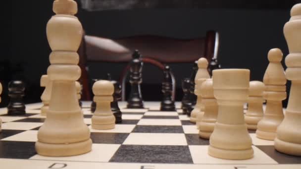 Nahaufnahme Zoomaufnahme Von Schachfiguren Auf Dem Schachbrett Tisch Ohne Spieler — Stockvideo