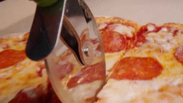 Tutup Gambar Pelacakan Memotong Pizza Pepperoni Lezat Dengan Pemotong Pizza — Stok Video