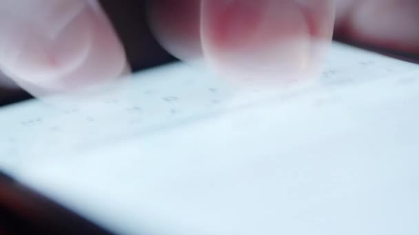 Akıllı Telefon Klavyesini Kullanarak Parmakları Hızlandırılmış Yakın Çekim Görüntüsü — Stok video