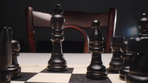 Tutup Zoom Out Shot Black White Pieces Chessboard Table — Stok Video