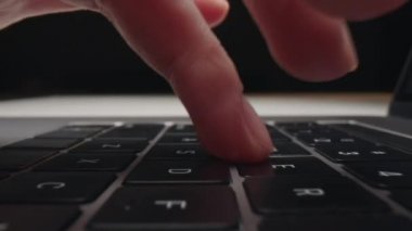 Dizüstü bilgisayar kullanırken klavyedeki tuşlara basan kadınların görüntülerini yakınlaştır