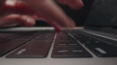 Dizüstü bilgisayarda yazı yazan kadınların görüntülerini kapat