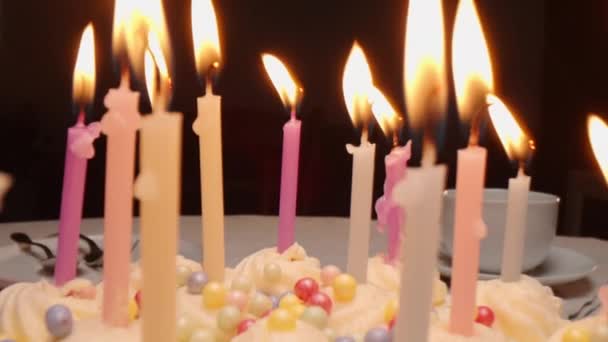 Close Zoom Out Shot Torta Compleanno Con Candele Accese Decorate — Video Stock