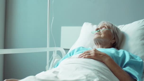 Idős Női Beteg Orrkanüllel Intravénás Infúzióval Ágyon Fekszik Kórházi Kórteremben — Stock videók