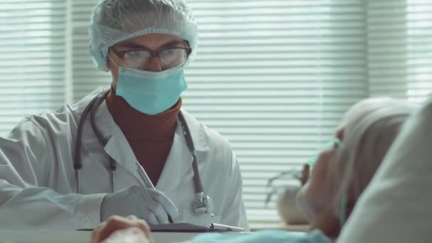Tilt Shot Van Oudere Vrouwelijke Patiënt Liggend Bed Het Ziekenhuis — Stockvideo