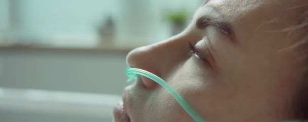 Közelkép Egy Beteg Nőről Akinek Orrcsöve Kórházban Fekszik Kezelés Alatt — Stock videók