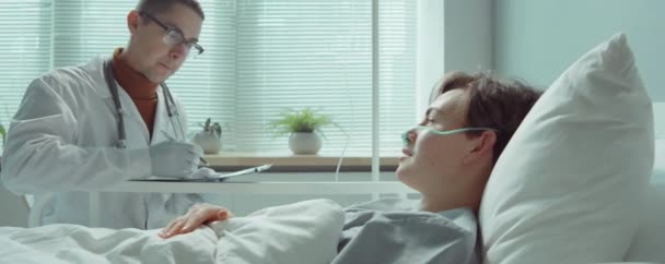 Mladá Žena Nosní Kanylou Ležící Nemocničním Lůžku Mluvit Mužským Lékařem — Stock video