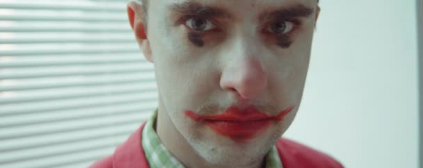 Porträt Eines Männlichen Clowns Mit Make Der Auf Der Krankenstation — Stockvideo