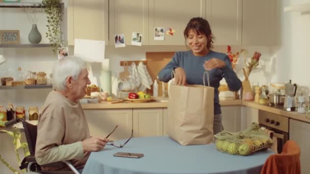 Medelhög Bild Glad Ung Kvinna Föra Och Livsmedelsprodukter Påsar För — Stockvideo