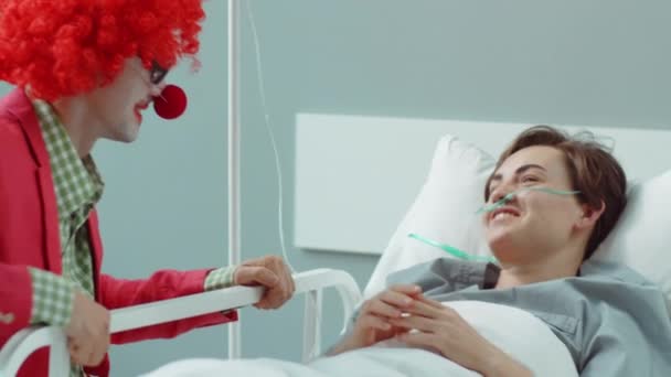 Clown Médical Avec Nez Rouge Perruque Lumineuse Blague Divertissant Rire — Video