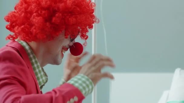 Drôle Clown Perruque Rouge Divertissant Jeune Patiente Faisant Rire Tout — Video