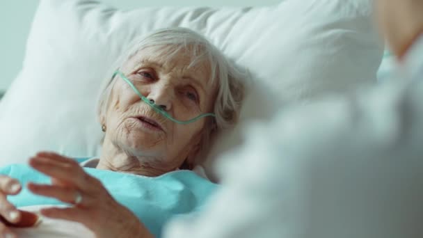 Egy Idős Válllövése Fölött Akinek Orrcsöve Kórházi Ágyon Fekszik Orvossal — Stock videók