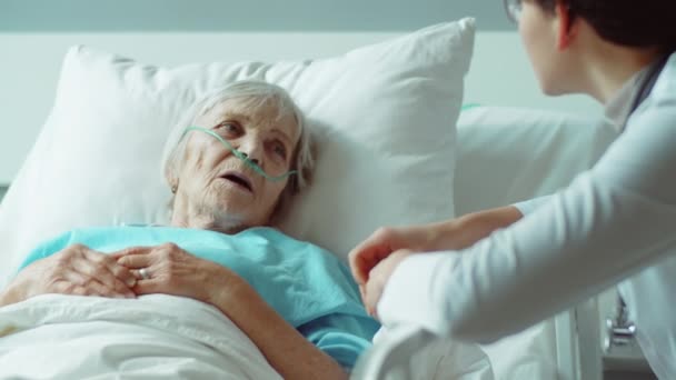 Elderly Woman Nasal Cannula Lying Hospital Bed Discussing Disease Female — Stock Video