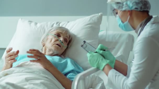 Femme Âgée Malade Avec Canule Nasale Couchée Sur Lit Hôpital — Video