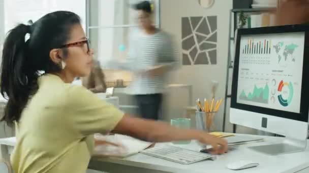 Lapso Tempo Empresária Hispânica Trabalhando Mesa Escritório Ela Digita Computador — Vídeo de Stock