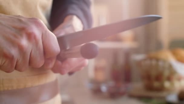 Nahaufnahme Von Händen Eines Nicht Wiederzuerkennenden Männlichen Kochs Der Eine — Stockvideo