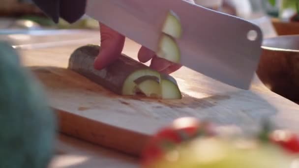 Mutfak Masasında Salata Pişirirken Tahta Tahtada Salatalık Kesmek Için Kasap — Stok video